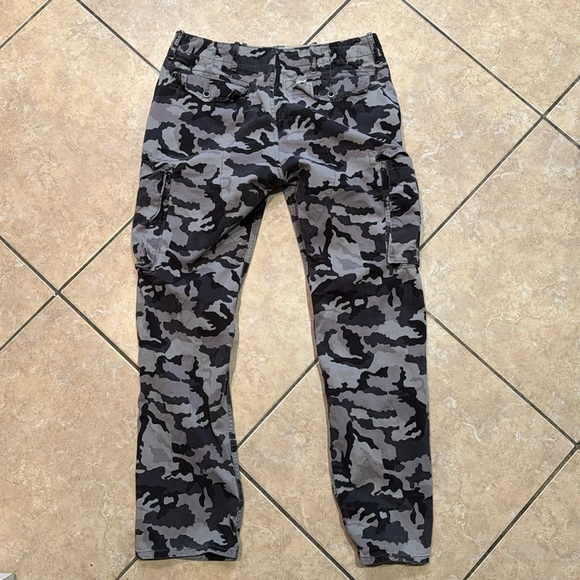 Men’s Levi’s camouflaged cargo pants - Picture 5 of 7